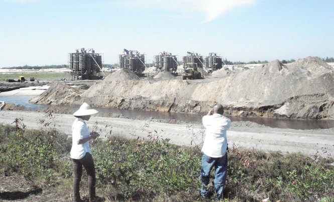 Tham gia sáng kiến minh bạch khai khoáng: Câu giờ đến lúc nào? Khai thác titan ở Hà Tĩnh, doanh nghiệp khai bao nhiêu biết bấy nhiêu.