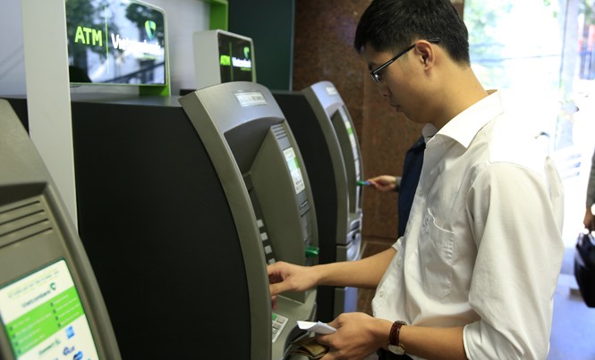 Mất nửa tỷ đồng trong tài khoản VCB: Có nên chia lỗi và trách nhiệm? Cán bộ phụ trách công nghệ thông tin nhiều ngân hàng lưu ý các chủ tài khoản phải chủ động “phòng thân” nếu không muốn mất tiền… oan! Ảnh: Như Ý.