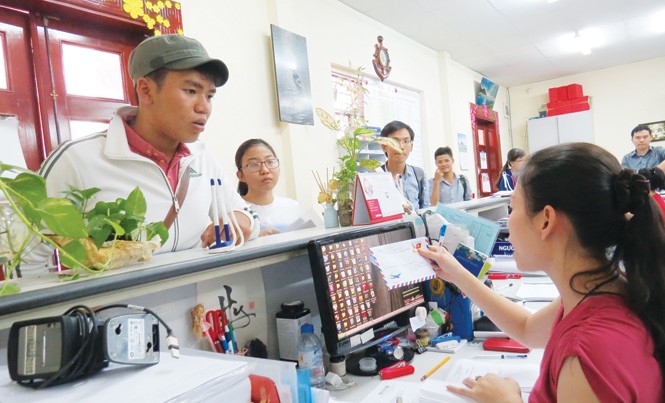 Xét tuyển đại học đợt 1 năm 2016: Rắc rối tiêu chí phụ Thí sinh đến nộp giấy chứng nhận kết quả thi THPT quốc gia tại trường ĐH Khoa học Xã hội và Nhân văn TPHCM ngày 15/8.