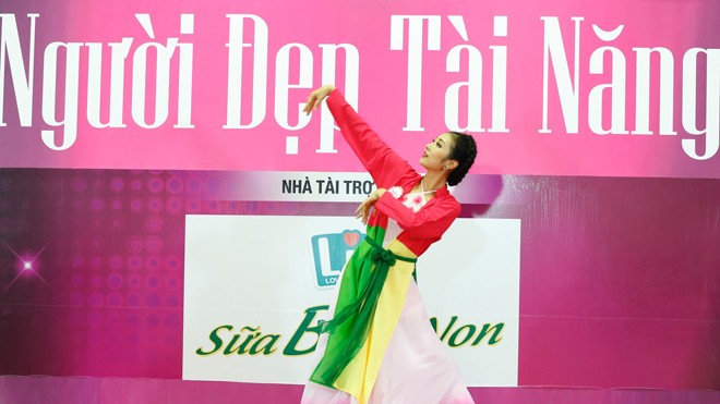 Người đẹp có tài năng gì? Bùi Nữ Kiều Vỹ trong tiết mục múa dân gian. Ảnh: Hồng Vĩnh.
