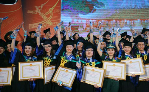 Hà Nội: Chỉ 10% thủ khoa làm việc tại cơ quan Nhà nước Tuyên dương 100 thủ khoa xuất sắc tốt nghiệp các trường đại học, học viện trên địa bàn thành phố Hà Nội. Ảnh: Hà Nội mới