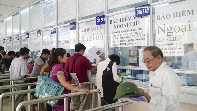 Bảo hiểm thiếu sót, nhiều người mất quyền lợi Để được hưởng quyền lợi tham gia BHXH 5 năm liên tục, người có thẻ phải tới cơ quan bảo hiểm để yêu cầu. Ảnh: Như Ý.
