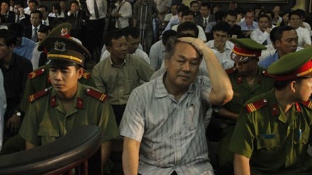 Bà Trần Ngọc Bích nói không đồng phạm với ông Danh Bị cáo Phạm Công Danh tại tòa