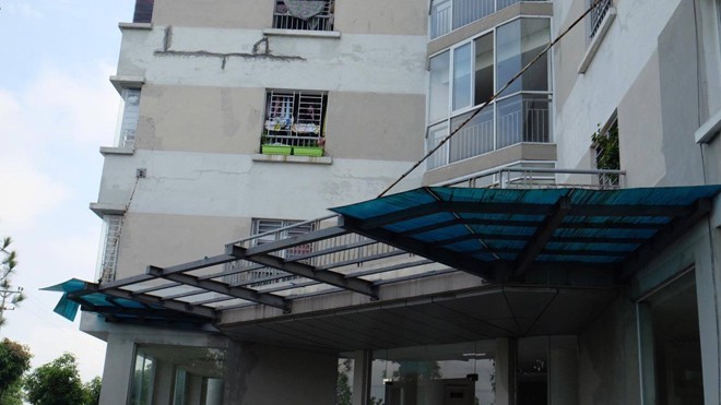Dân nghèo lại lo nhà ở xã hội kém chất lượng Tại KĐT Đặng Xá, mái hiên tốc mái sau cơn bão số 1.