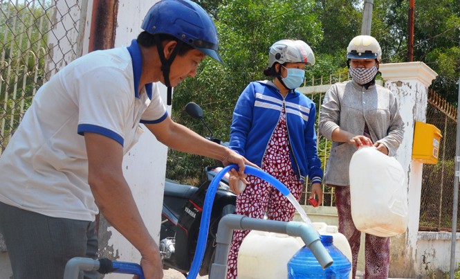 Nước máy ở TPHCM: Nơi có không dùng, nơi muốn dùng không có Người dân huyện Củ Chi mua nước sạch tại điểm lấy nước tập trung.