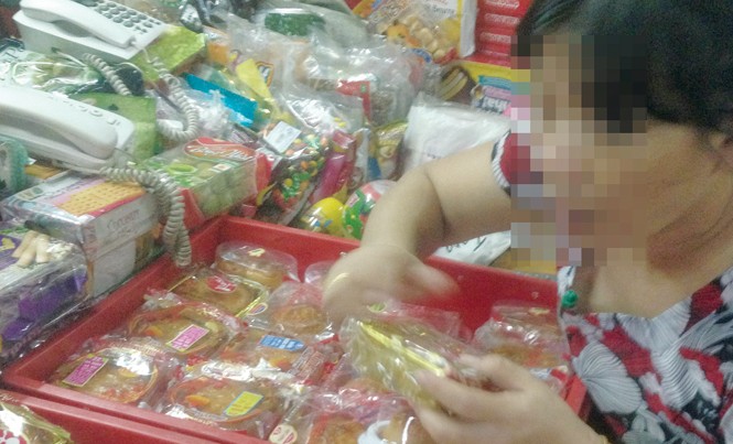 Bánh Trung thu rởm vào mùa Tiểu thương chợ Bình Tây giới thiệu nhiều loại bánh trung thu nhái, bánh không nhãn mác, nhận làm bánh nhái như thật theo yêu cầu khách hàng.