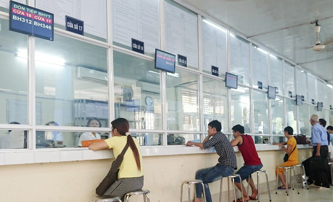 Bảo hiểm xã hội: Nhìn thấy kẽ hở nhưng… khó trám Người nhà bệnh nhân làm thủ tục BHYT tại Bệnh viện Việt Đức - Hà Nội. Ảnh: Ngọc Châu.
