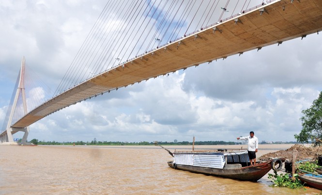 Nhật ký nhảy cầu Nơi thường xuyên nạn nhân nhảy cầu là phía bờ Vĩnh Long. Ảnh: Hòa Hội.