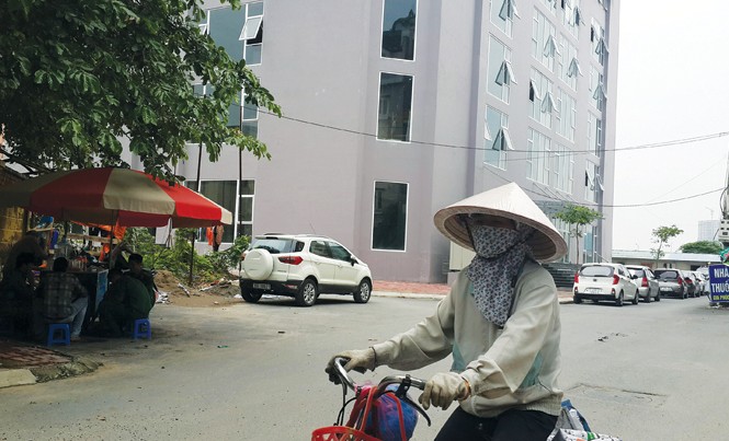 Chuyện lạ ở Thủ đô: Những cư dân vô thừa nhận Người dân chung cư Đông Đô sống bơ vơ giữa Thủ đô vì không phường nào nhận quản lý. Ảnh: Duy Bách.