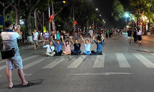 Văn hóa đi bộ Các bạn trẻ háo hức với phố đi bộ. Ảnh: Xuân Tùng