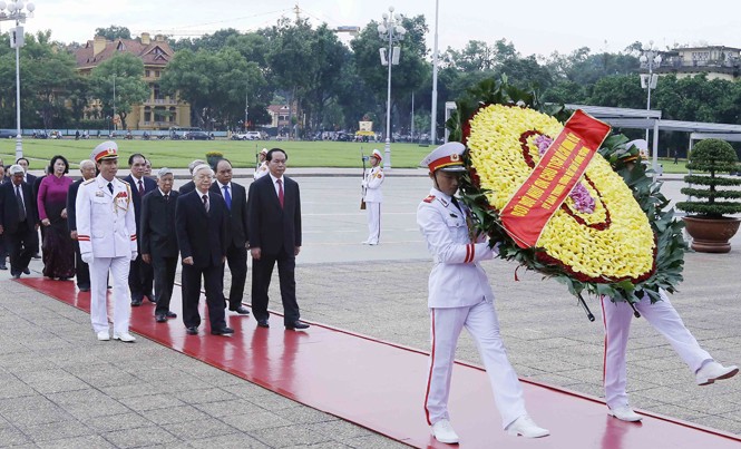 Lãnh đạo Đảng, Nhà nước vào lăng viếng Chủ tịch Hồ Chí Minh Đoàn đại biểu lãnh đạo, nguyên lãnh đạo Đảng, Nhà nước do Tổng Bí thư Nguyễn Phú Trọng dẫn đầu cùng các bộ, ban, ngành ở Trung ương và Hà Nội đến đặt vòng hoa vào lăng viếng Chủ tịch Hồ Chí Minh. Ảnh: TTXVN.