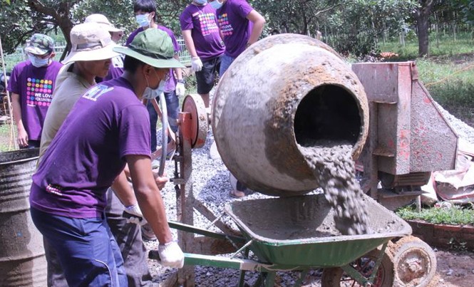 Phượt thiện nguyện dịp Quốc khánh Trung tâm Đào tạo Tài năng trẻ châu Á Thái Bình Dương trong lần làm đường cho trường mầm non.