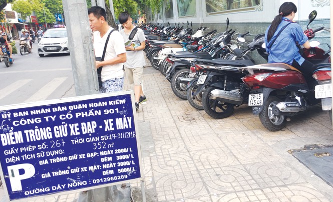 Phố đi bộ quanh hồ Hoàn Kiếm: Đường ngập rác, khách bị chặt chém Bảng niêm yết giá công khai, nhưng chiều qua nhân viên điểm trông xe tại vỉa hè phố Hàng Bài vẫn thu giá gần gấp đôi quy định. Ảnh: AT.