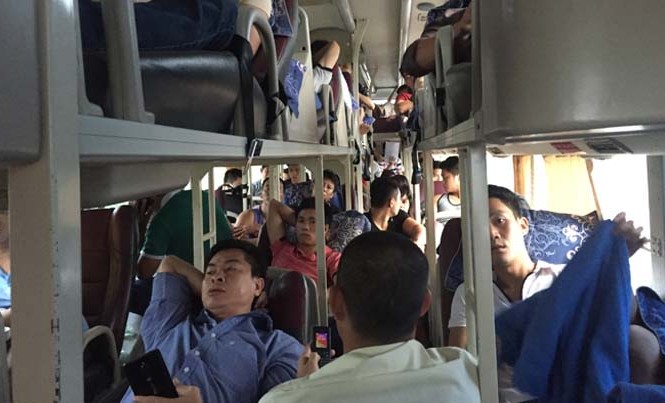Hậu nghỉ lễ: Nhồi nhét khách, trốn CSGT trên cao tốc Hàng loạt xe nhồi nhét khách bị xử phạt trên cao tốc Pháp Vân - Cầu Giẽ, chiều 4/9. Ảnh: Nguyễn Hoàn.