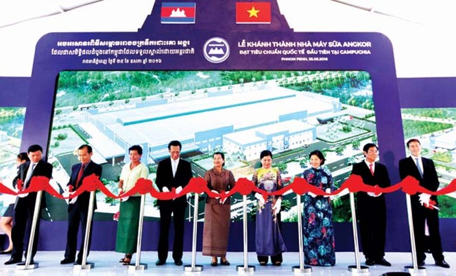 Vinamilk hái 'trái ngọt' ở nước ngoài Vinamilk vừa khánh thành nhà máy sữa Angkor tại Phnom Penh, Campuchia sau 10 năm thâm nhập và tìm hiểu thị trường này.