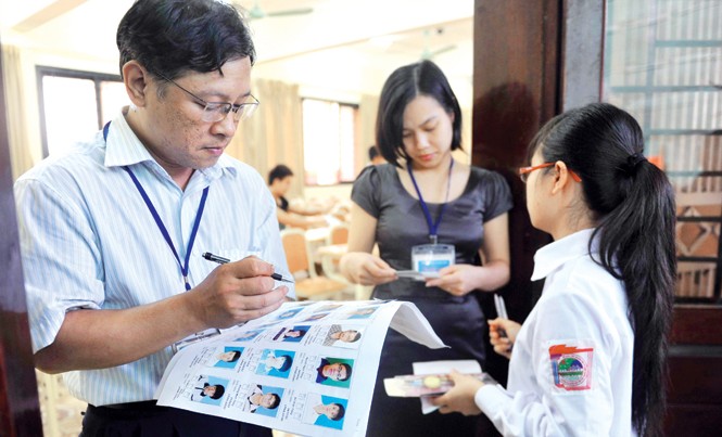 Bộ trưởng GD&ĐT: 'Bỏ đổi mới thì còn gì là giáo dục' Thí sinh làm thủ tục vào phòng thi tại kỳ thi tốt nghiệp THPT quốc gia 2016. Ảnh: Hồng Vĩnh.