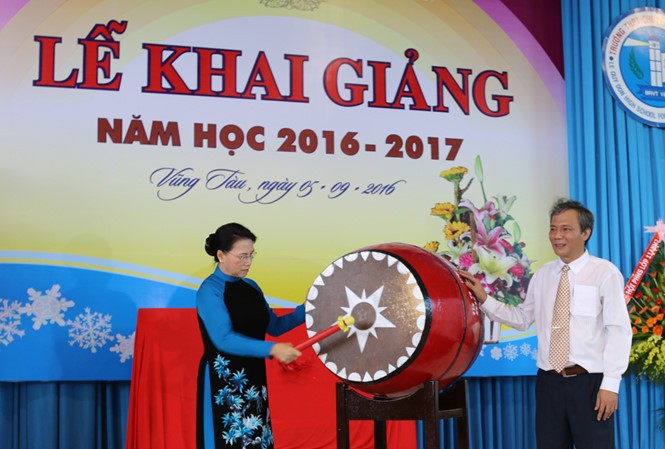 Chủ tịch Quốc hội đánh trống khai trường tại Vũng Tàu Chủ tịch Quốc hội Nguyễn Thị Kim Ngân đánh trống khai giảng năm học mới. Ảnh: Thanh Niên