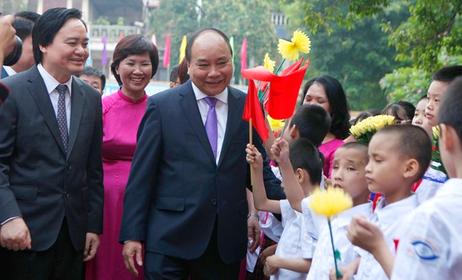 Thủ tướng Nguyễn Xuân Phúc: Phải đổi mới từ cơ sở, từ thầy cô giáo Thủ tướng Nguyễn Xuân Phúc dự khai giảng năm học mới tại trường PTCS Nguyễn Đình Chiểu. Ảnh: Như Ý.