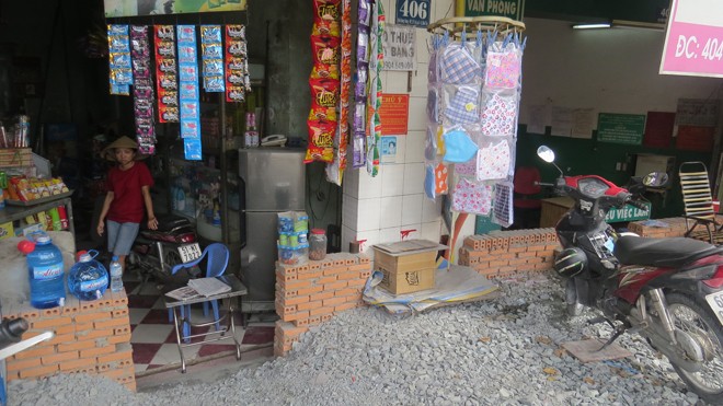 Khốn khổ vì nhà biến thành 'hầm' Hàng loạt ngôi nhà biến thành hầm khi đường nâng, cuộc sống bị đảo lộn.