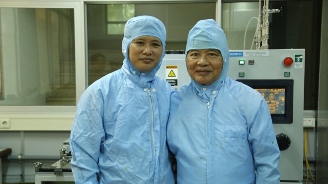 'Nhà nam châm học' nhận giải thưởng Nhà nước về KHCN GS.TSKH Thân Đức Hiền (bên phải), trong phòng thí nghiệm của Viện Đào tạo quốc tế về khoa học vật liệu.