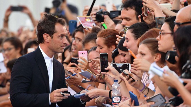 LHP Venice đậm chất Hollywood Jude Law tại Venice, anh tham gia phim Vị Giáo hoàng trẻ gây sốc với hình ảnh vị Giáo hoàng trẻ người Mỹ nghiện thuốc lá.
