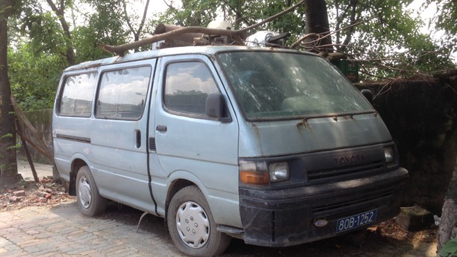 Xe biển xanh 'bỏ hoang'? Xe biển xanh 80B-1252 để trên bờ sông Kim Ngưu trên đường Tam Trinh (Hoàng Mai, Hà Nội). Ảnh: Trường Phong.