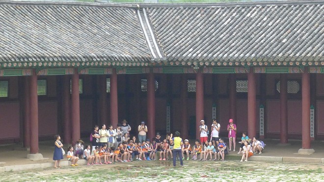 Khổ như… đi du lịch Hướng dẫn viên đang hướng dẫn một đoàn du khách tham quan Hàn Quốc. Ảnh: Đức Nam.
