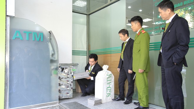 Sau nhiều vụ tiền 'bốc hơi': NHNN khuyến cáo tăng bảo mật Ngân hàng phải tăng lớp bảo mật và liên tục khuyến cáo để bảo vệ tài khoản cho khách hàng. Ảnh: Như Ý.