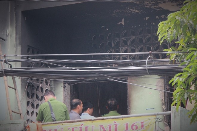 Nghi án một phụ nữ bị người tình tẩm xăng đốt Hiện trường vụ việc. Ảnh: Người lao động