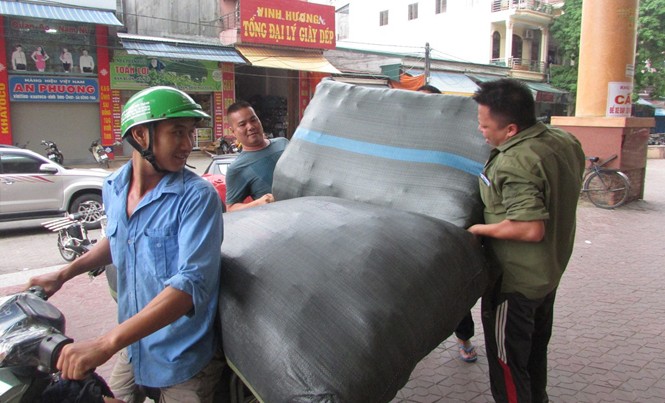 Cửu vạn làm từ thiện Gom góp tiền kiếm được từ nghề cửu vạn chợ Vinh, anh Sơn đều đặn gửi về Diễn Kỷ (Diễn Châu) giúp đỡ cháu Ngô Kiều Anh.