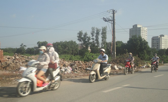 Phế thải đổ trộm cản trở giao thông Phế thải đổ trộm cản trở giao thông