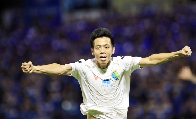 V.League2016: Cờ vào tay Hà Nội T&T Văn Quyết ăn mừng bàn thắng quyết định mang lại chiến thắng cho Hà Nội T&T. Ảnh: VSI.
