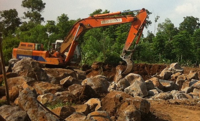 'Đá tặc' hoành hành Một điểm khai thác đá lậu ở ấp 3.