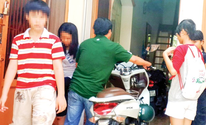 Cấm dạy thêm cực đoan, học sinh sẽ thiệt thòi Một lớp dạy thêm tại nhà giáo viên ở TPHCM.