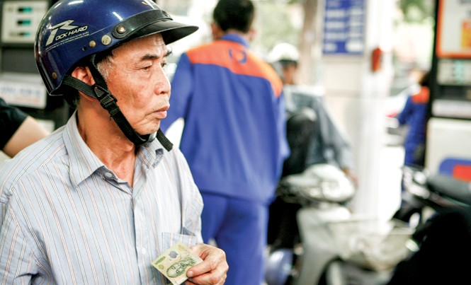 Bất thường đường đi của xăng dầu Đường đi của xăng dầu còn tù mù, người dân còn bị “móc túi”. Ảnh: Hồng Vĩnh.