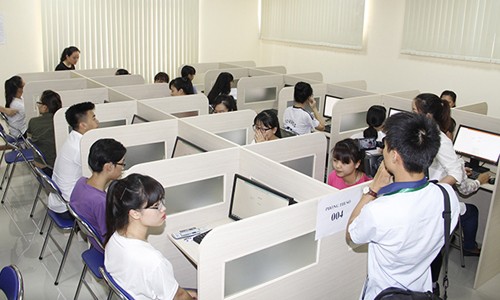 Bộ GD&ĐT nói 'thi trắc nghiệm có nhiều ưu điểm' Thí sinh làm bài thi trắc nghiệm trong đợt thi đánh giá năng lực của Đại học Quốc gia Hà Nội. Ảnh: Vnexpress