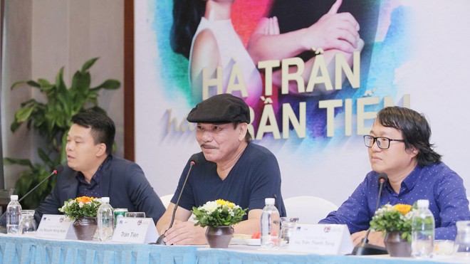Nhạc sĩ Trần Tiến: 'Tôi không dám viết văn' Nhạc sĩ Trần Tiến và ê-kip làm chương trình Hà Trần hát Trần Tiến trong họp báo chiều 12/9. Ảnh: Minh Tâm.