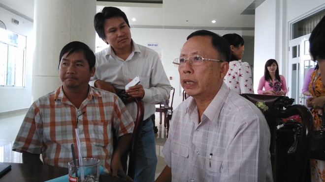 Halico hỗ trợ 500 triệu đồng, Hậu Giang chi những gì? Sáng 13/9, ông Trần Công Chánh (ngoài cùng bên phải) - Bí thư Tỉnh ủy Hậu Giang trao đổi với phóng viên xung quanh vấn đề ông Trịnh Xuân Thanh. Ảnh: Hòa Hội.