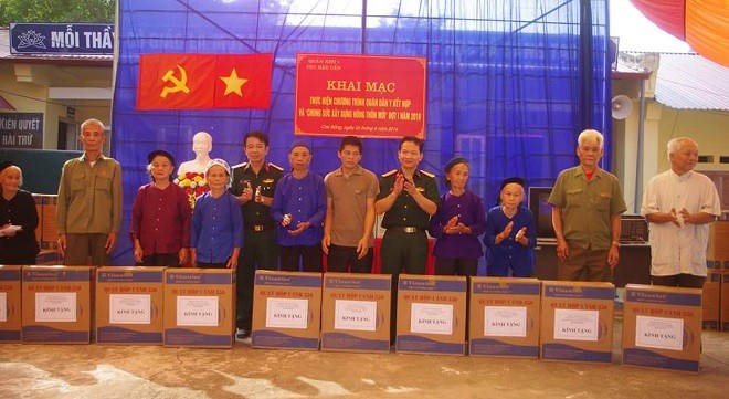 Quân y về bản, 'cái bệnh phải thua' Đại tá Hoàng Việt - Phó cục trưởng Cục hậu cần Quân khu và Đại tá Nguyễn văn Tự - Phó giám đốc Bệnh viện Quân y 91 thay mặt cán bộ, chiến sĩ bệnh viện tặng quà cho các gia đình chính sách.