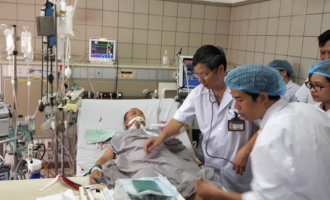 Người chống lại thần chết GS.TS Nguyễn Gia Bình và đồng nghiệp khám cho bệnh nhân nặng. Ảnh: T.Hà.