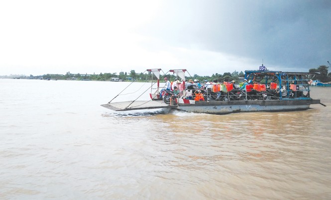 “Đảo Đài Loan” giữa dòng sông Hậu Phà đưa khách sang cù lao Tân Lộc trên sông Hậu. Ảnh: Hòa Hội.