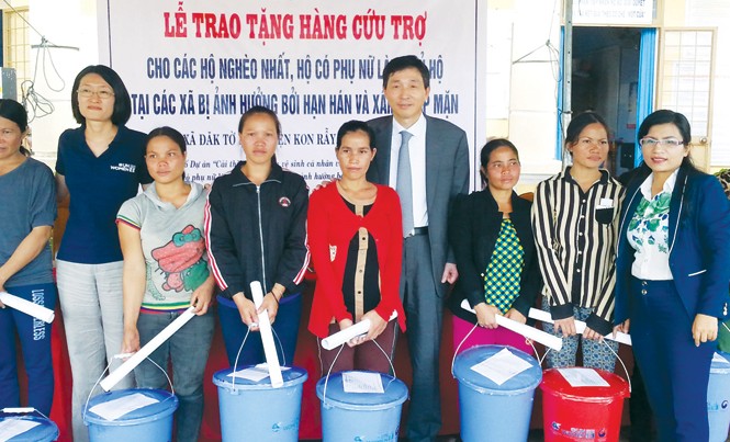 Con chán bí đỏ lắm rồi Đại sứ Hàn Quốc tại Việt Nam Lee Hyuk (giữa) và Trưởng đại diện UN Women Việt Nam Shoko Ishikawa (bên trái) tặng quà cho các phụ nữ nghèo nhất xã Đắc Tờ Re.