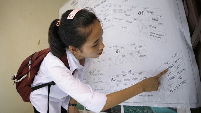 Dự thảo thi THPT quốc gia 2017: Bộ đề thi có chuẩn bị kịp? Thí sinh dự thi THPT Quốc gia 2016 đang tìm phòng thi trên sơ đồ tại Hội đồng thi ĐH Thủy lợi - Hà Nội. Ảnh: Như Ý.