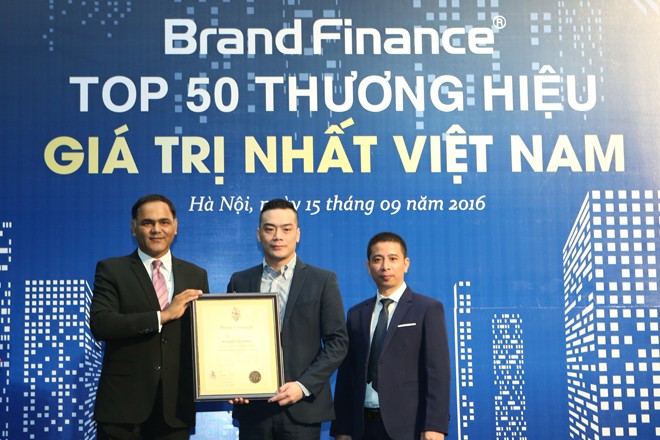Masan Consumer lọt vị trí cao Top 50 thương hiệu giá trị nhất Việt Nam Ông Michael Hưng Nguyễn - Phó Tổng Giám đốc kiêm Giám đốc Tài chính Masan Group đón nhận giải thưởng.