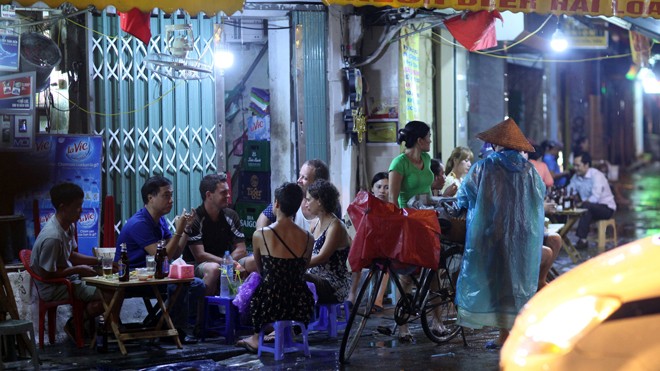 Thí điểm kinh doanh sau 24h: Lộn xộn, khó kiểm soát Quy định đăng ký kinh doanh sau 24h vẫn bị nhiều cơ sở kinh doanh phớt lờ.