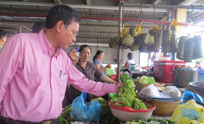 Kinh hãi rau muống, bắp chuối 'ngậm' hóa chất Kiểm tra rau xanh ngoài chợ.