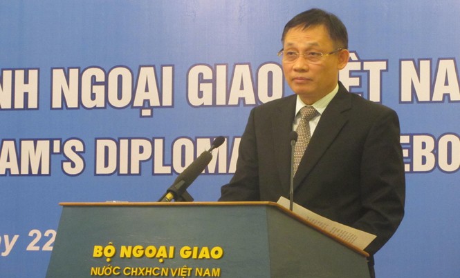 Kiên quyết bảo vệ lợi ích tối cao của quốc gia Thứ trưởng Ngoại giao Lê Hoài Trung phát biểu tại lễ công bố Sách xanh Ngoại giao, với sự tham dự của đại diện nhiều cơ quan ngoại giao, phóng viên trong nước và quốc tế. Ảnh: Trúc Quỳnh.