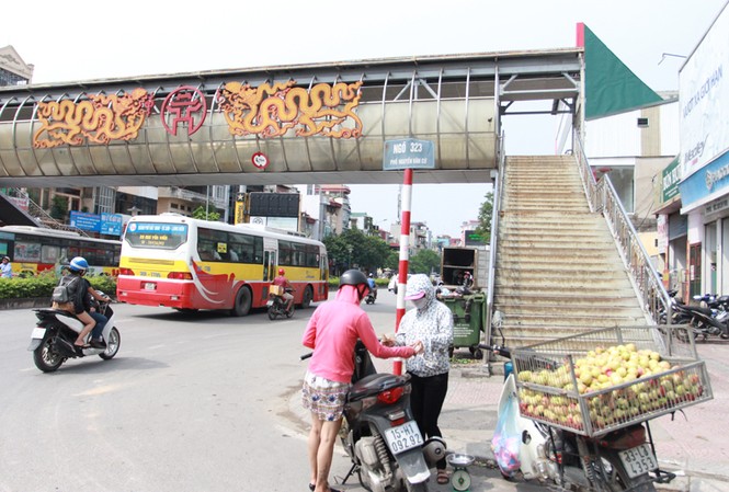 Cầu bộ hành tiền tỷ thành nơi hút chích, phóng uế Nhếc nhác cầu vượt bộ hành.
