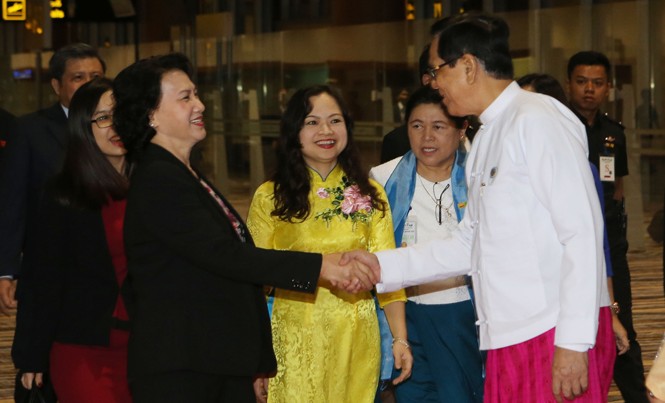 Việt Nam, Myanmar thúc đẩy hợp tác nhiều mặt Lễ đón Chủ tịch Quốc hội Nguyễn Thị Kim Ngân tại sân bay Nay Pyi Taw, Myanmar tối 28/9. Ảnh: TTXVN.