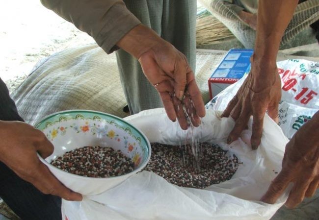 Chống phân bón giả, phải có con người thật Theo TS Nguyễn Đăng Nghĩa, không ở đâu như ở Việt Nam, thời gian qua, cứ nửa ngày ra một loại phân bón mới, và hiện số lượng lên tới 9.000 loại. Ảnh: Vietnamnet